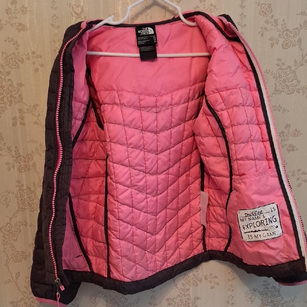Girls XS / Size 6 The North Face Dark Charcoal & Pink Quilted Mid-Season Jacket - Picture 4 of 9